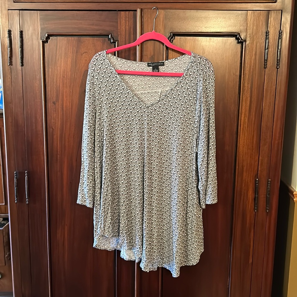 Jone Vass New York 2X top. Buttery soft, black and white geometric pattern